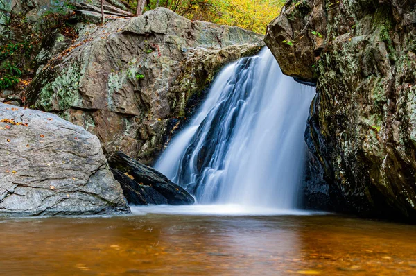 Падающая Вода После Шторма Парк Rocks State Park Штат Мэриленд — стоковое фото