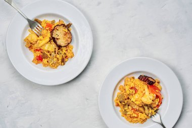Akdeniz diyetinin temeli, pilav ve sebze paella, tipik ve lezzetli İspanyol yemeği, en iyi sebzelerle yapılan renkli ve lezzetli.