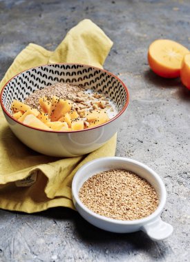 Bir kase yulaf lapası, hurma, chia ve ceviz sağlıklı gıda konsepti, vegan.