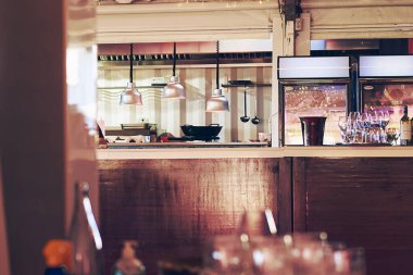 Lokantanın masasındaki modern restoran mutfağının manzarası.