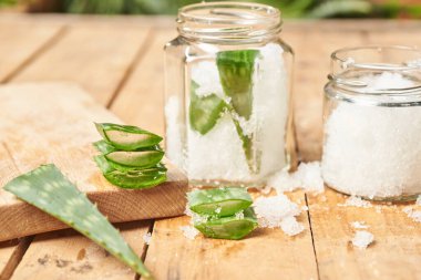 Doğal kozmetik, doğal tıp ve doğal güzellik kavramının hazırlanması için aloe vera yaprağı özü
