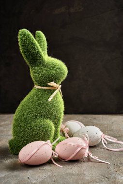 Paskalya yumurtası ve ottan yapılmış Paskalya tavşanı heykeli.