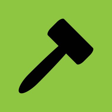 Çekiç ve çekiç simgesi yeşil arkaplanda izole edildi. 