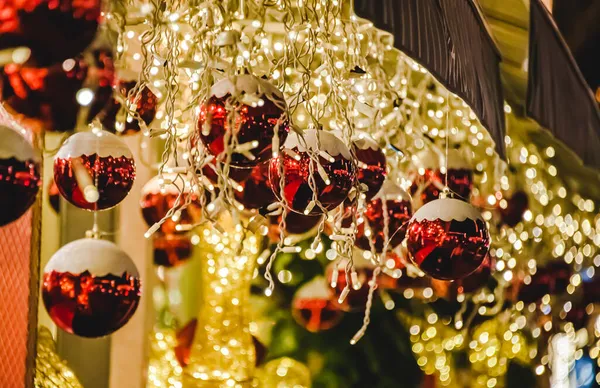 Noel oyuncakları ve ışıklar