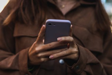 Güzel kız cep telefonuyla mesaj atıyor.