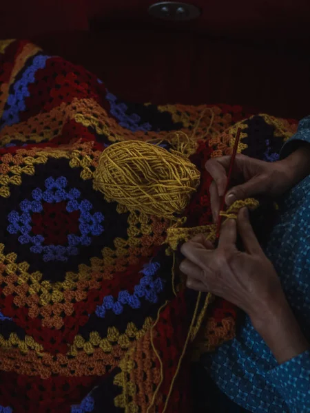 Manos de una mujer de mediana edad cosiendo en su casa — Foto de Stock