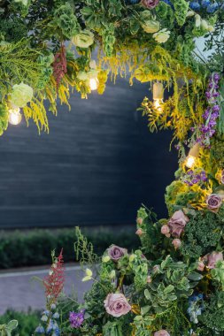 Düğün kemeri. Açık havada çiçek tasarımı.