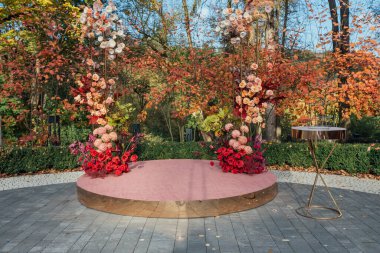 Düğün sonbahar töreni kemeri. Çiçek dekorasyon tasarımı