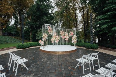 Düğün kemeri. Açık havada çiçek tasarımı.