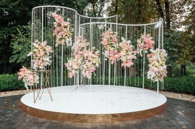 Düğün kemeri. Açık havada çiçek tasarımı.