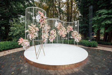 Düğün kemeri. Açık havada çiçek tasarımı.