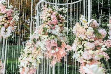 Düğün kemeri. Açık havada çiçek tasarımı.