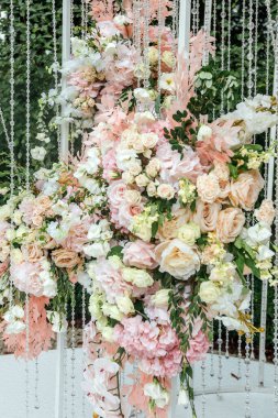 Düğün kemeri. Açık havada çiçek tasarımı.