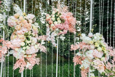 Düğün kemeri. Açık havada çiçek tasarımı.