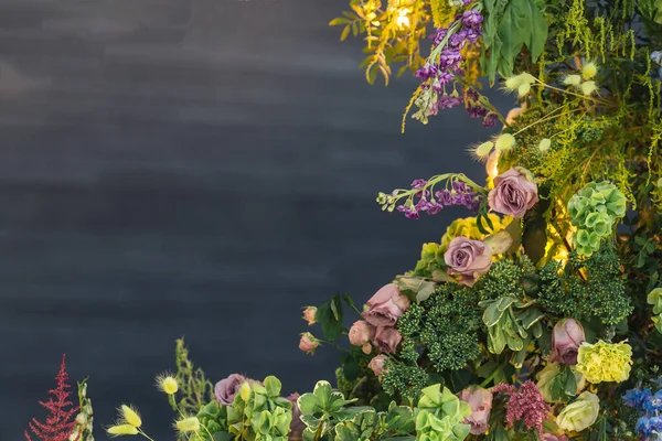 Arco da cerimónia de casamento. Design de decoração floral ao ar livre — Fotografia de Stock