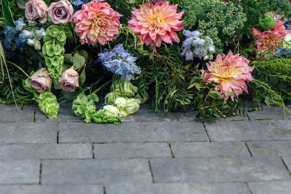 Arco da cerimónia de casamento. Design de decoração floral ao ar livre — Fotografia de Stock