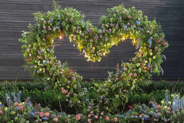 Arco da cerimónia de casamento. Design de decoração floral ao ar livre — Fotografia de Stock