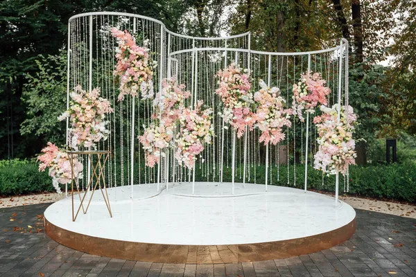 Düğün kemeri. Açık havada çiçek tasarımı.