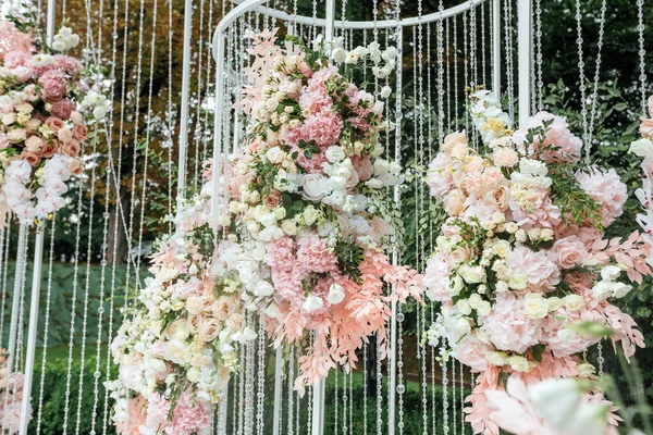 Düğün kemeri. Açık havada çiçek tasarımı.
