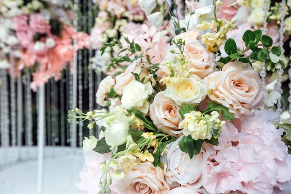Γαμήλια τελετή αψίδα. Floral διακόσμηση σχεδιασμό σε εξωτερικούς χώρους — Φωτογραφία Αρχείου