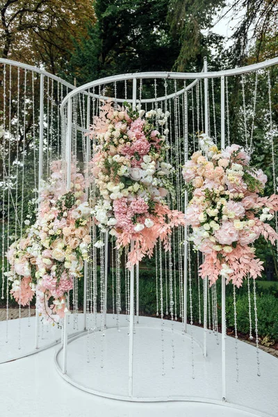 Düğün kemeri. Açık havada çiçek tasarımı.