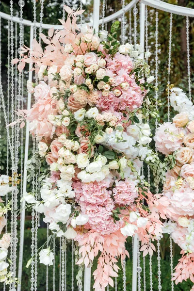 Düğün kemeri. Açık havada çiçek tasarımı.