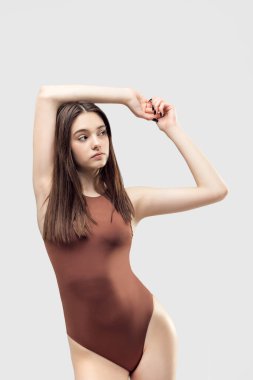 Kızın mükemmel ince tonlu genç vücudu..