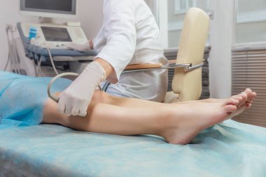 Ortopedi doktoru hastaların dizlerini ve ayaklarını ultrasonla muayene ediyor..