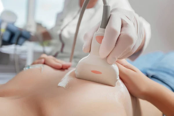 Jinekolog tarafından modern makinede yapılan önleyici ultrason mammografisi.