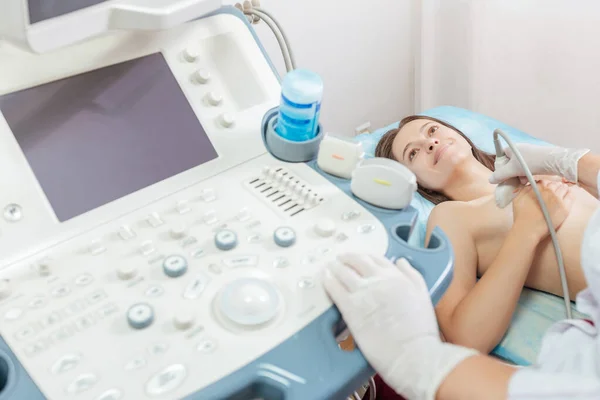 Mammografia ad ultrasuoni preventiva eseguita dal ginecologo sulla macchina moderna — Foto Stock