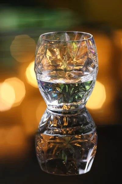Üres koktél ital üveg homályos zöld háttér — Stock Fotó