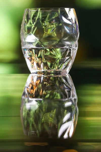 Κενό ποτήρι κοκτέιλ ποτό σε θολή πράσινο φόντο — Φωτογραφία Αρχείου