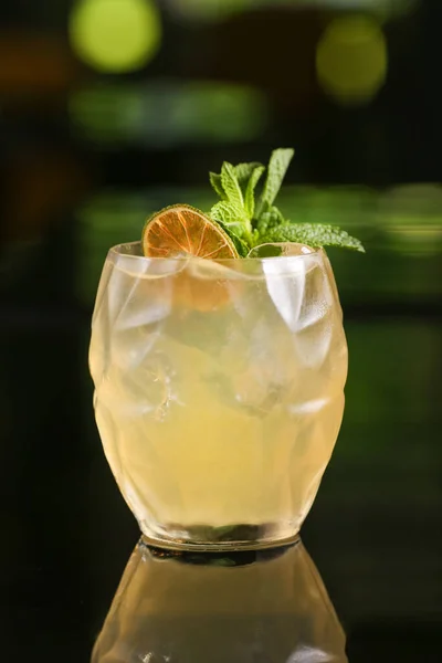 Alkohol koktajl cytryna napój na rozmytym zielonym tle — Zdjęcie stockowe