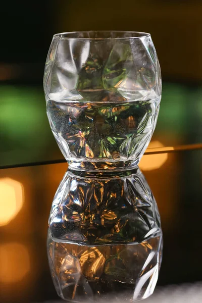 Üres koktél ital üveg homályos zöld háttér — Stock Fotó