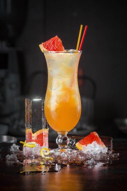 Siyah arka planda greyfurtlu ve buzlu kokteyl.