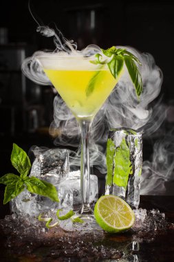 Siyah arka planda naneli, limonlu ve buzlu kokteyl.