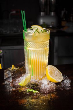 Limonlu kokteyl ve siyah arka planda buz.