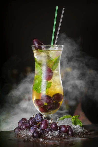 Napój koktajlowy z winogronami i kostkami lodu na czarnym tle — Zdjęcie stockowe