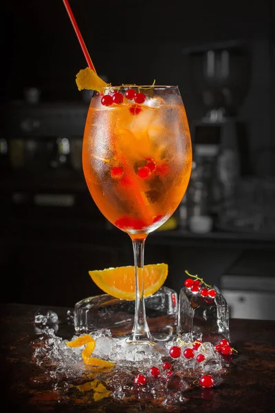 Spritz koktél ital narancs és jégkockák fekete háttér — Stock Fotó