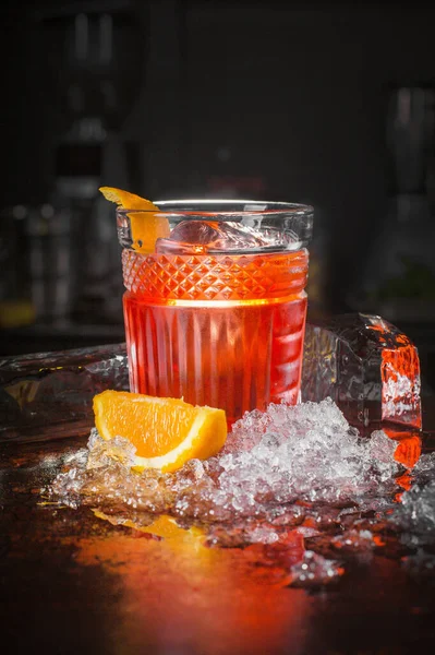 Tegroni Cocktail drink z owocami i kostkami lodu na czarnym tle — Zdjęcie stockowe