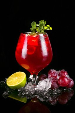 Siyah arka planda buzlu kokteyl.