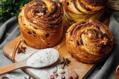 Paskalya geleneksel ekmek pastası - Kraffin, mutfak masasında panettone süslenmiş