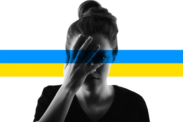 Γυναικείο πορτρέτο σιλουέτα με ουκρανικές ρίγες σημαιών στα μάτια σε λευκό φόντο. Πόλεμος στην Ουκρανία — Φωτογραφία Αρχείου
