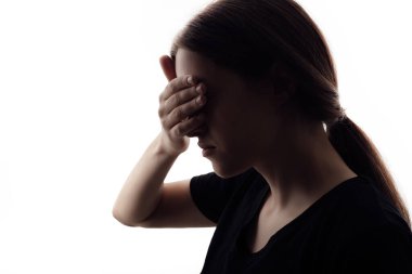 Kadın silueti gözlerini kapatıyor beyaz arka planda izole edilmiş portre ile.