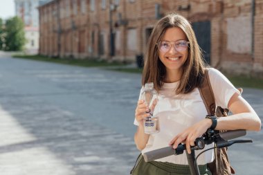 Şehirde dolaşmaya alternatif olarak elektrikli scooter.