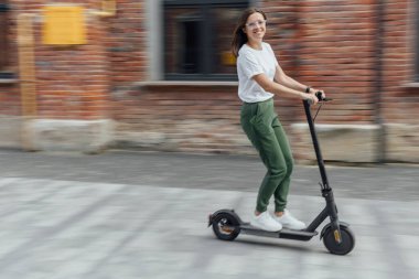Şehirde dolaşmaya alternatif olarak elektrikli scooter.