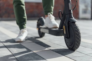 Şehirde dolaşmaya alternatif olarak elektrikli scooter.