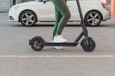 Şehirde dolaşmaya alternatif olarak elektrikli scooter.