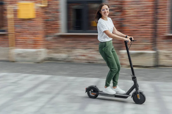 Skuter Listrik Sebagai Alternatif Mobil Untuk Bergerak Sekitar Kota — Stok Foto