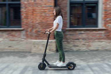 Şehirde dolaşmaya alternatif olarak elektrikli scooter.